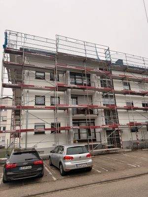 Wohngebäude mit Gerüst