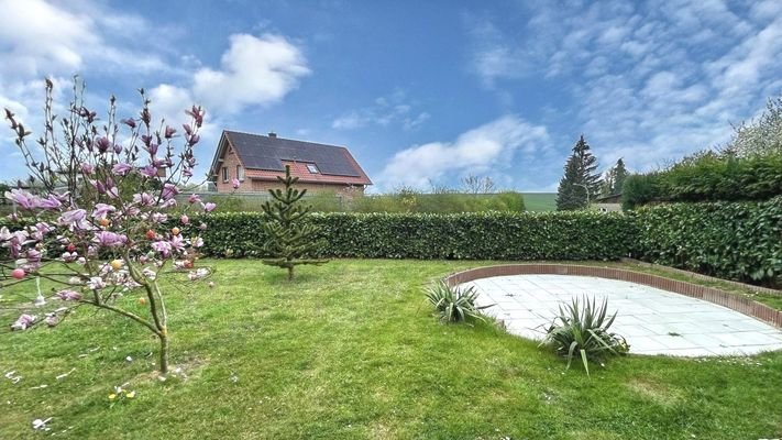 Poolplatz und Grundstück