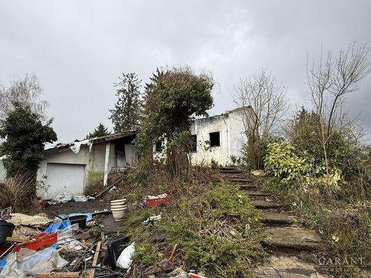 Abrisshaus u. Zugang