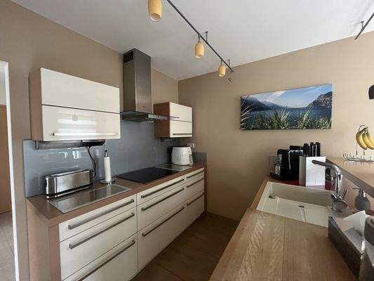 mit viel Stauraum und großer Arbeitsfläche