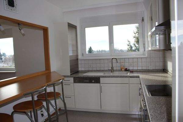 Küche mit Einbauküche