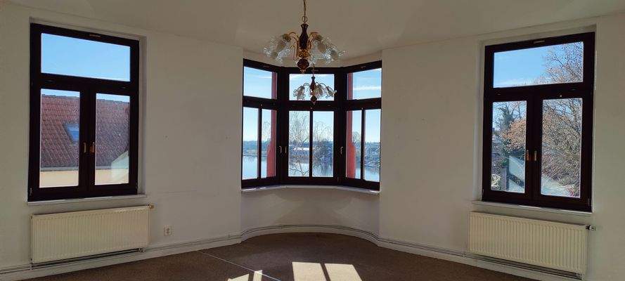 Erkerähnlicher Rundausschnitt im Wohnzimmer