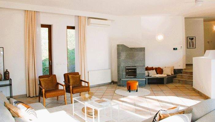 Wohnzimmer mit Kamin