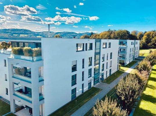 Blick auf die Wohnanlage und Wohnung (li., 1. OG)