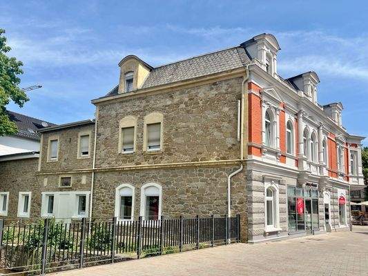 Seitliche Bruchsteinfassade