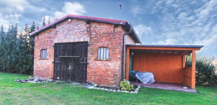 Nebengebäude mit Garage