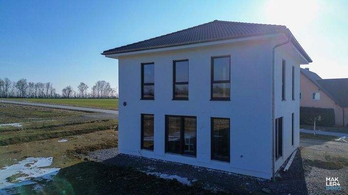 Sonnige Gartenansicht / Rückseite des Hauses