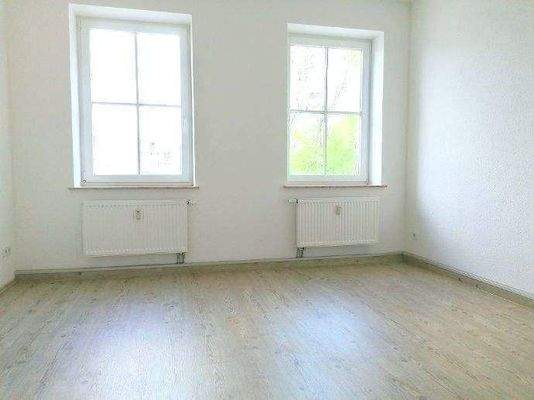 großes Schlafzimmer mit Laminat