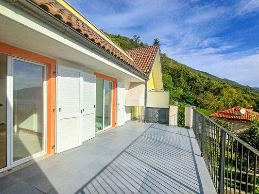 Großzügiger Balkon mit traumhaftem Seepanorama