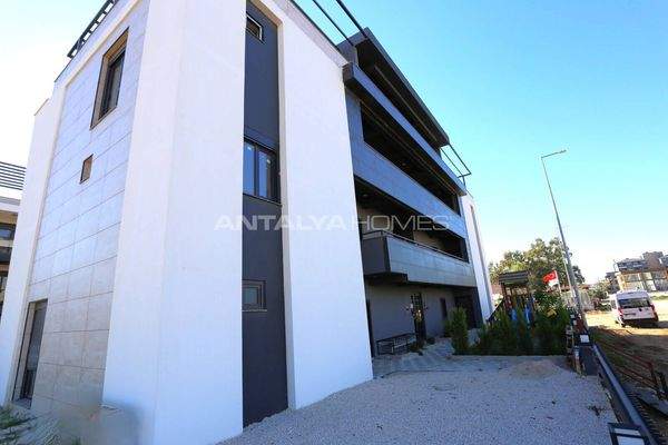 Building with High Rental Income Potential in Antalya Altintas