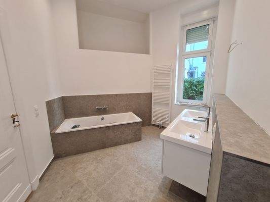 komplett saniertes Bad.jpg