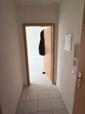 Flur mit offenem Türrahmen