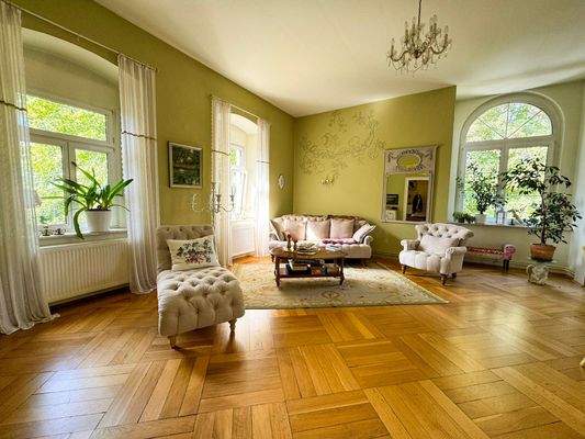 Wohnzimmer mit Sessel und Dekoration