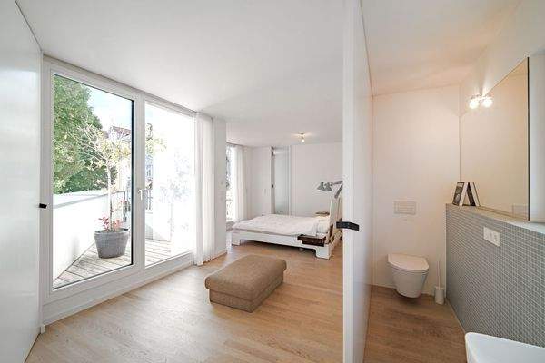 Elternschlafzimmer mit Badezimmer en suite und Zugang zur Dachterrasse