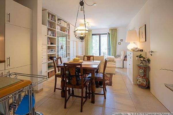 Wohnbereich mit Balkonzugang