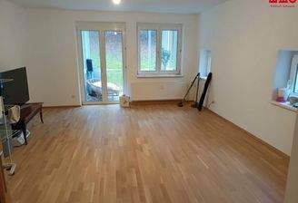 Wohnzimmer (dezent mit KI bearbeitet)