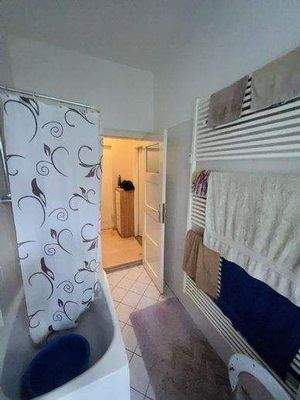 Wannenbad mit Fenster 