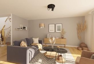 Das Wohnzimmer wird durch bodentiefe Fenster hell