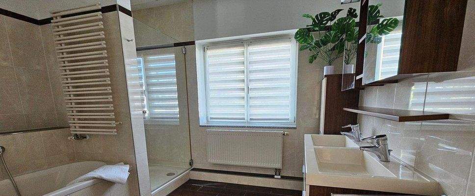 Bad mit Wanne und Regendusche