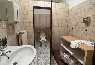 Badezimmer mit WC und Waschbecken