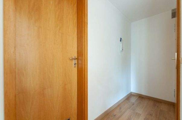 Wohnzimmer Blickrichtung Badezimmer, Diele und Wohnungstür