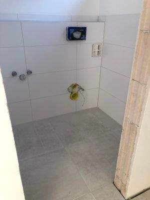 Gäste WC EG / Fliesen Boden grau / Wand weiß