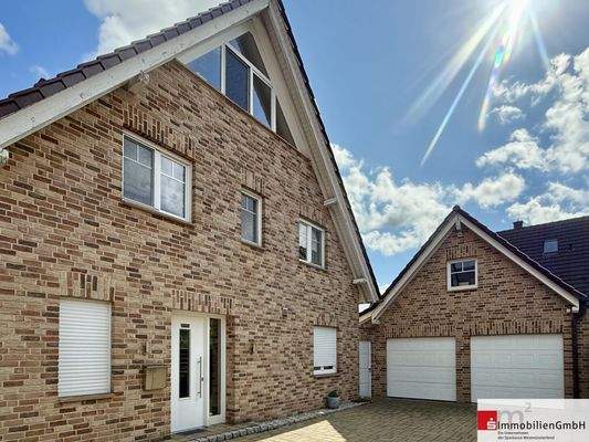 Wohnhaus mit Doppelgarage