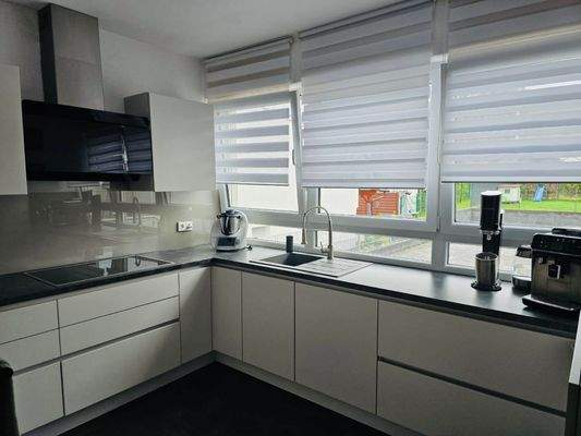 Küche mit Blick auf den Garten