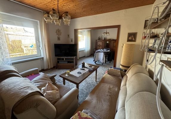 Wohnzimmer mit Blick ins Esszimmer