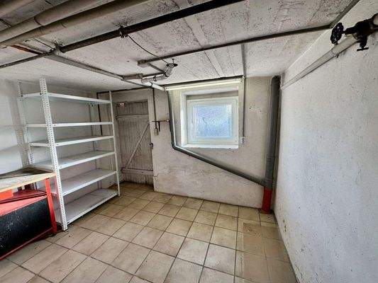 Kellerraum mit Werkbank