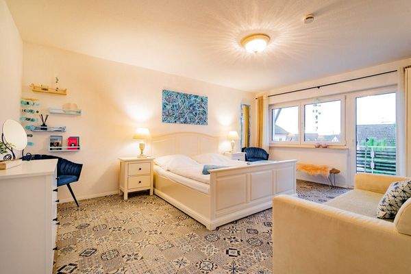 Schlafzimmer 2 OG mit Balkonzugang