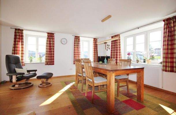 Esszimmer mit Kachelofen - Whg.-Nr. 1 (EG)