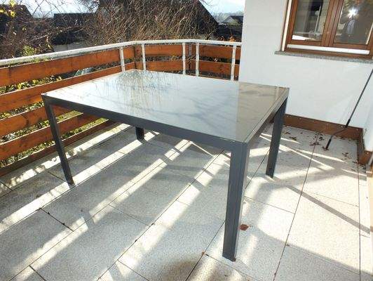 Moderner Balkon mit Tisch