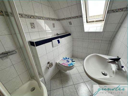 Bad im Dachgeschoss mit Dusche