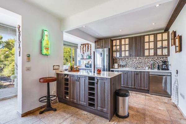 Voll ausgestattete Küche