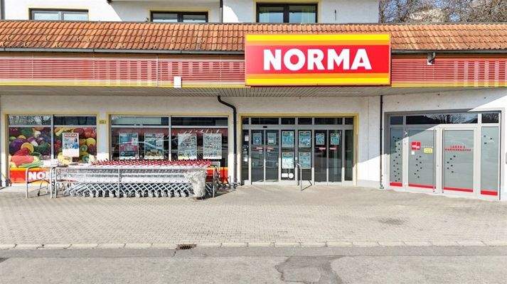 großzügige Fensterfronten