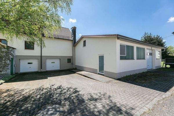 Garagen und Gewerbehalle || Außenansicht