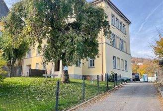 Auffahrt zu Innenhof und Stellplätzen