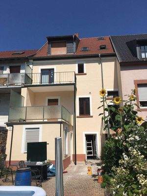 Rückseite mit Balkonen und Terrasse