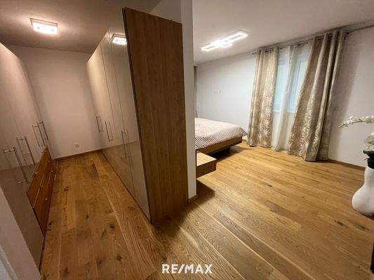 Zimmer mit Schrankraum und Badezimmer im OG