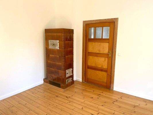 Zimmer mit Kachelofen im OG