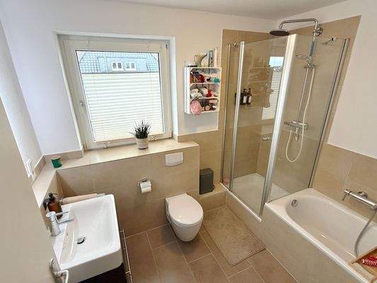 Fensterbad mit Dusche und Wanne