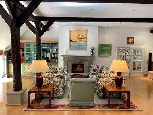 Blick zum Kamin und Bibliothek