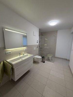 Badezimmer mit Dusche