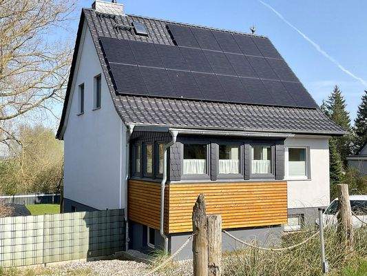 Haus von Straße aus mit PV