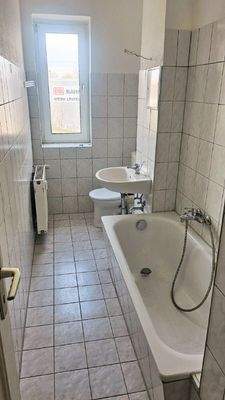 Bad mit Wanne und Fenster