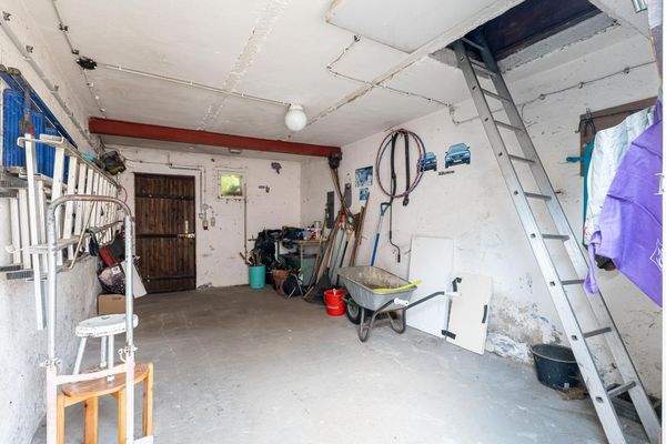 Garage mit Spitzboden
