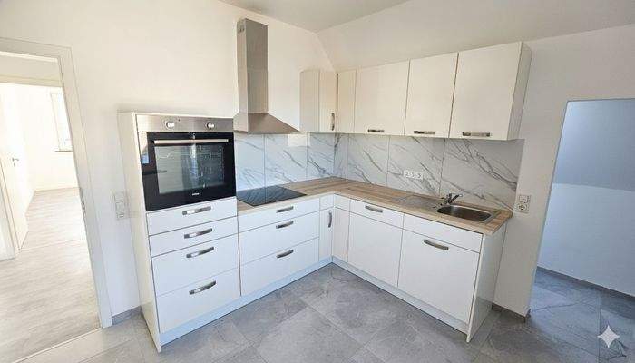 Küche mit Abstellraum