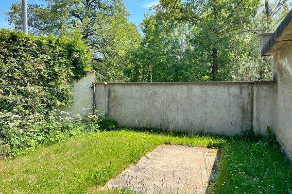 Kleiner Garten neben der Garage