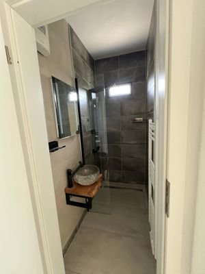 EG: Duschbad mit ebenerdige Dusche und Fenster